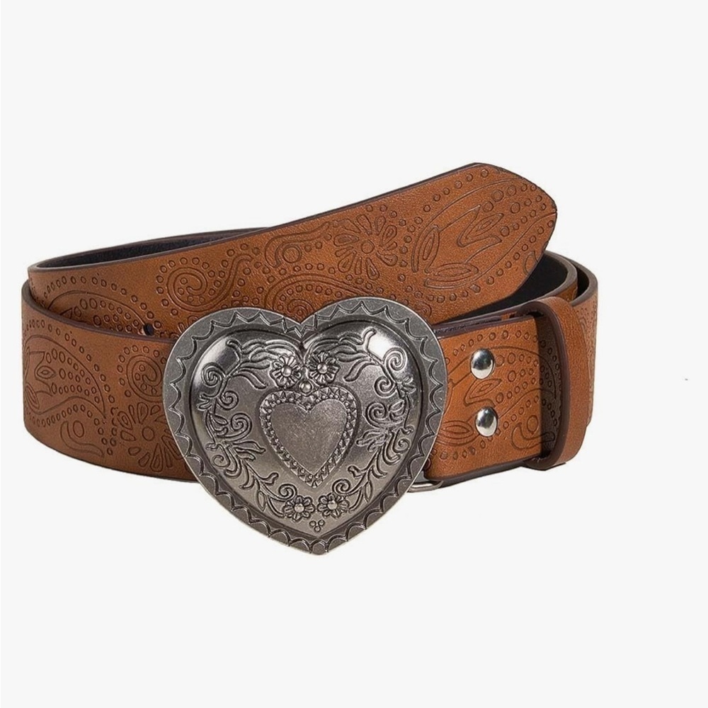 Cowgirl style leather with heart belt buckle fits waist 27’ inches to 37’ M/L